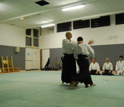 Deux pratiquants en hakama, tout proches l’un de l’autre, pendant un mouvement.